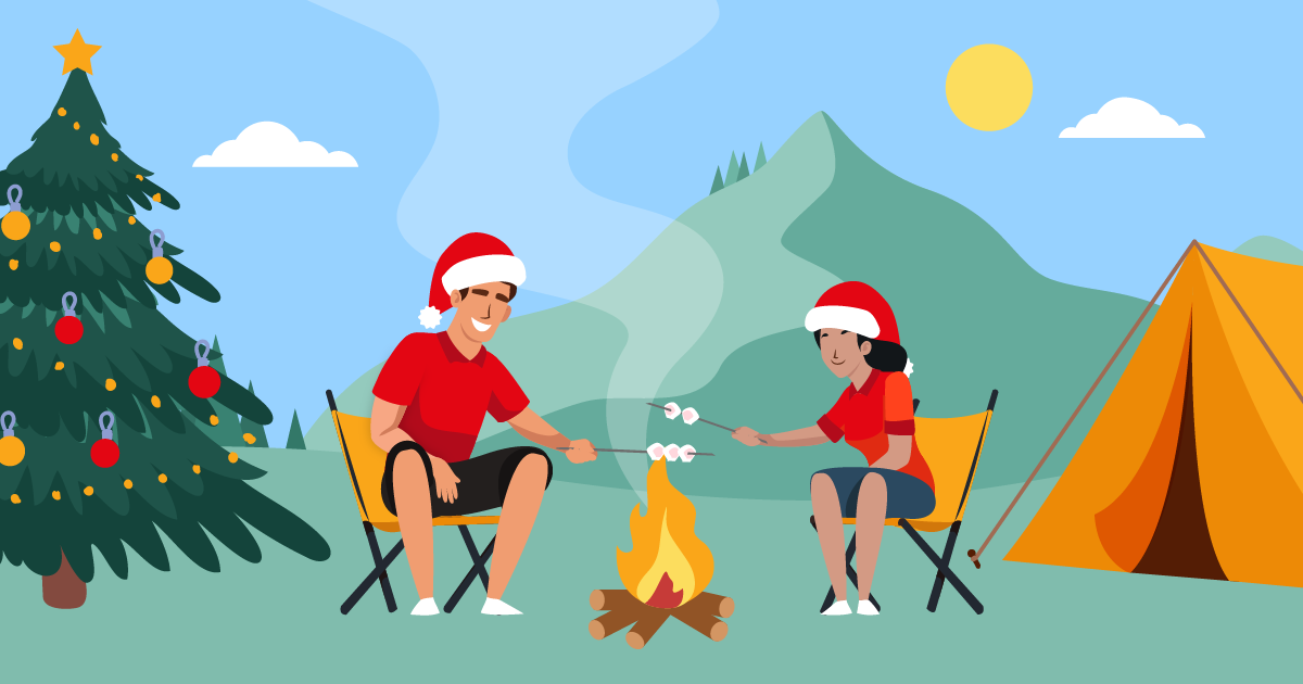 Image en vedette pour l'article Noël des campeurs. Un couple de campeur profitent d'un feu en plein été en portant des tuques de Noël et en ayant décoré un des sapins présent sur le site
